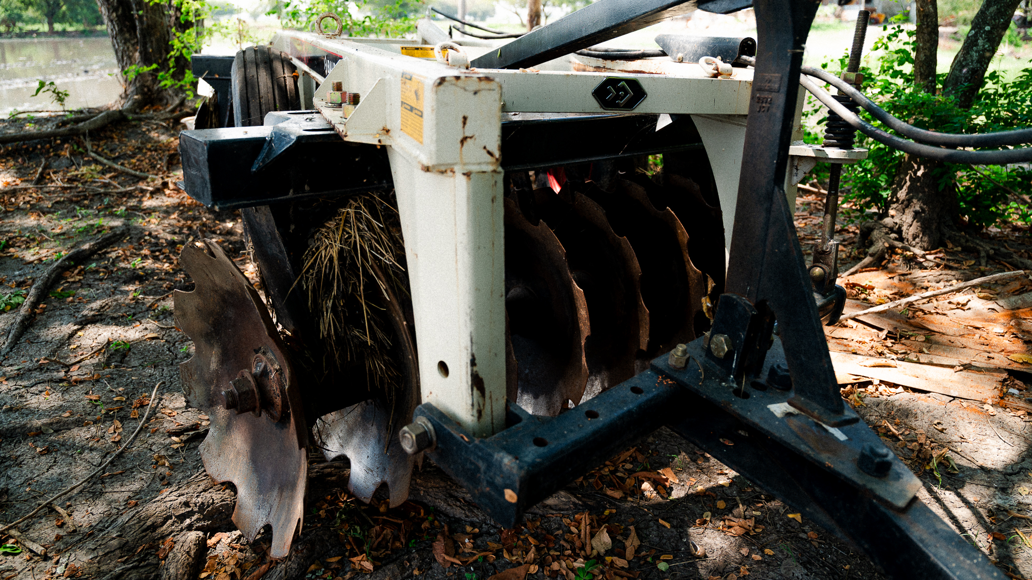 Hombre arando la tierra